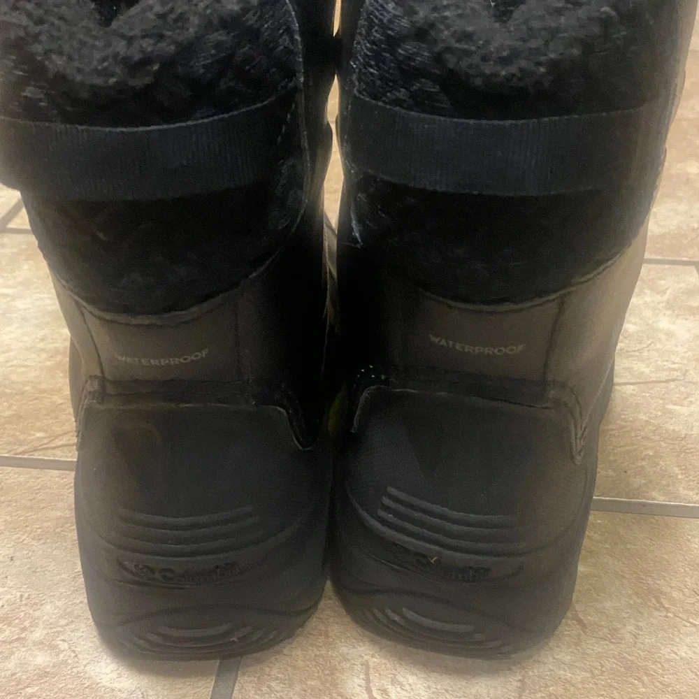 Columbia Size 7 Black Lined Winter Boots